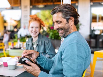Betalende mann i blå genser