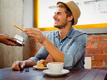 Glad mann med hatt blipper kortet